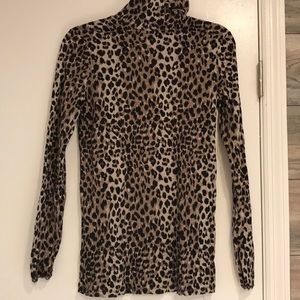 A pea in the pod leopard turtle neck sz m